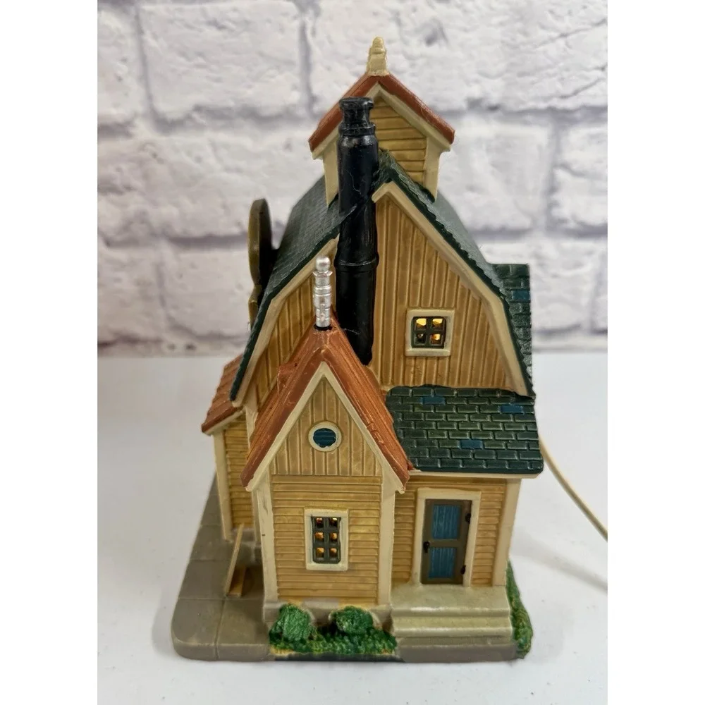 Lemax Village Farmington Creamery Ice Cream Porcelain Lighted Building Lights Up